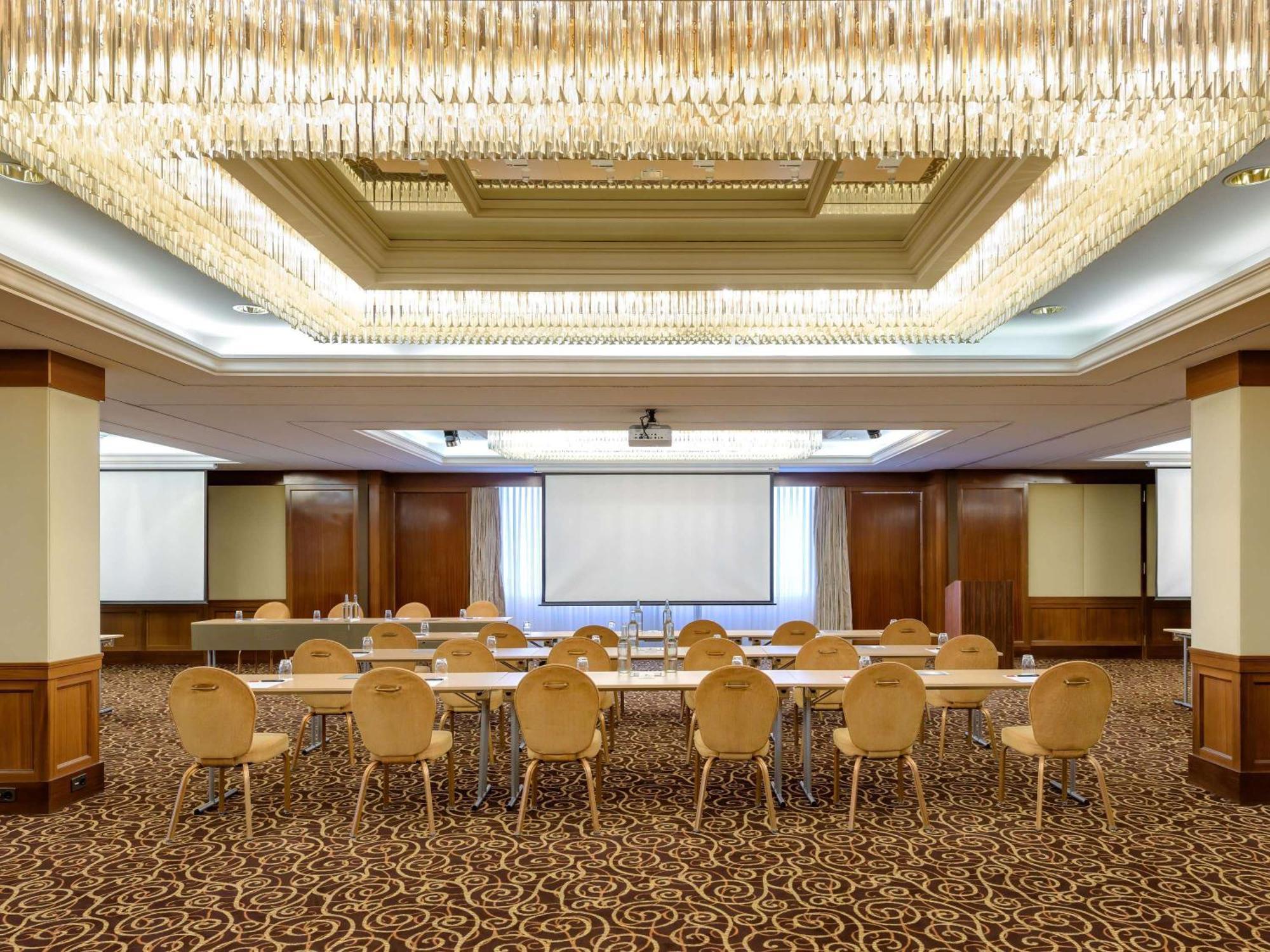 Mövenpick Hotel&Casino Geneva Meyrin Esterno foto
