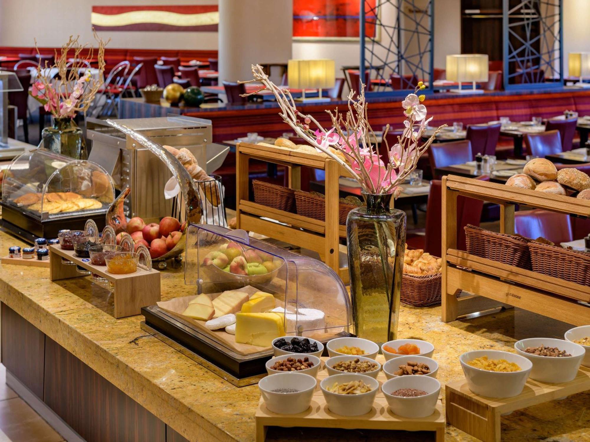 Mövenpick Hotel&Casino Geneva Meyrin Esterno foto